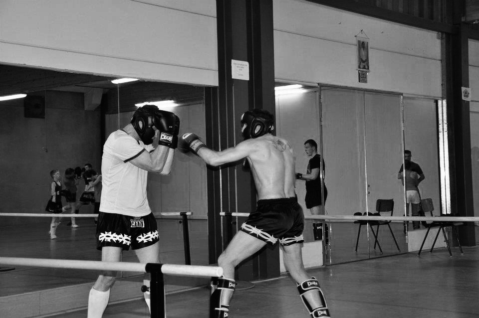 Thaibokstraining (techniek & sparring)