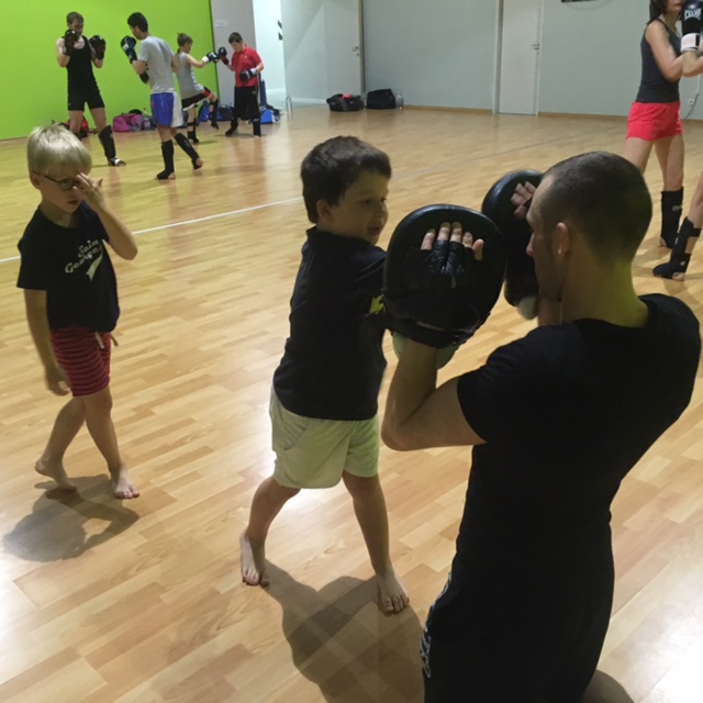 Enkele sfeerbeelden bij Thaiboks jeugdtraining in Ieper